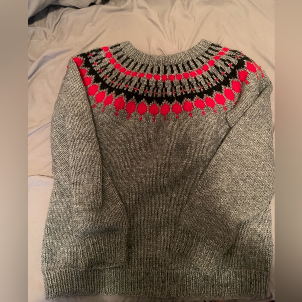100% WOOL SWEATER